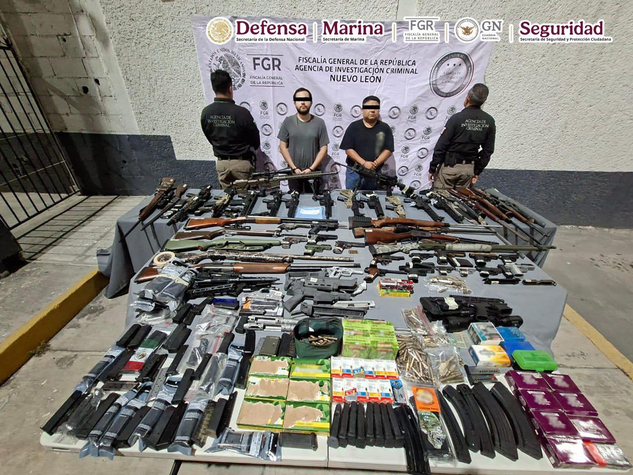 Detienen a tres sujetos con 64 armas y cartuchos en Monterrey