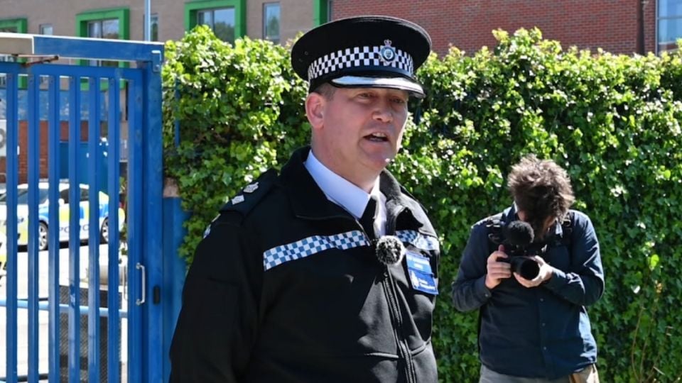 Caen dos mexicanos en redada contra secta en Inglaterra por red de esclavitud y abuso