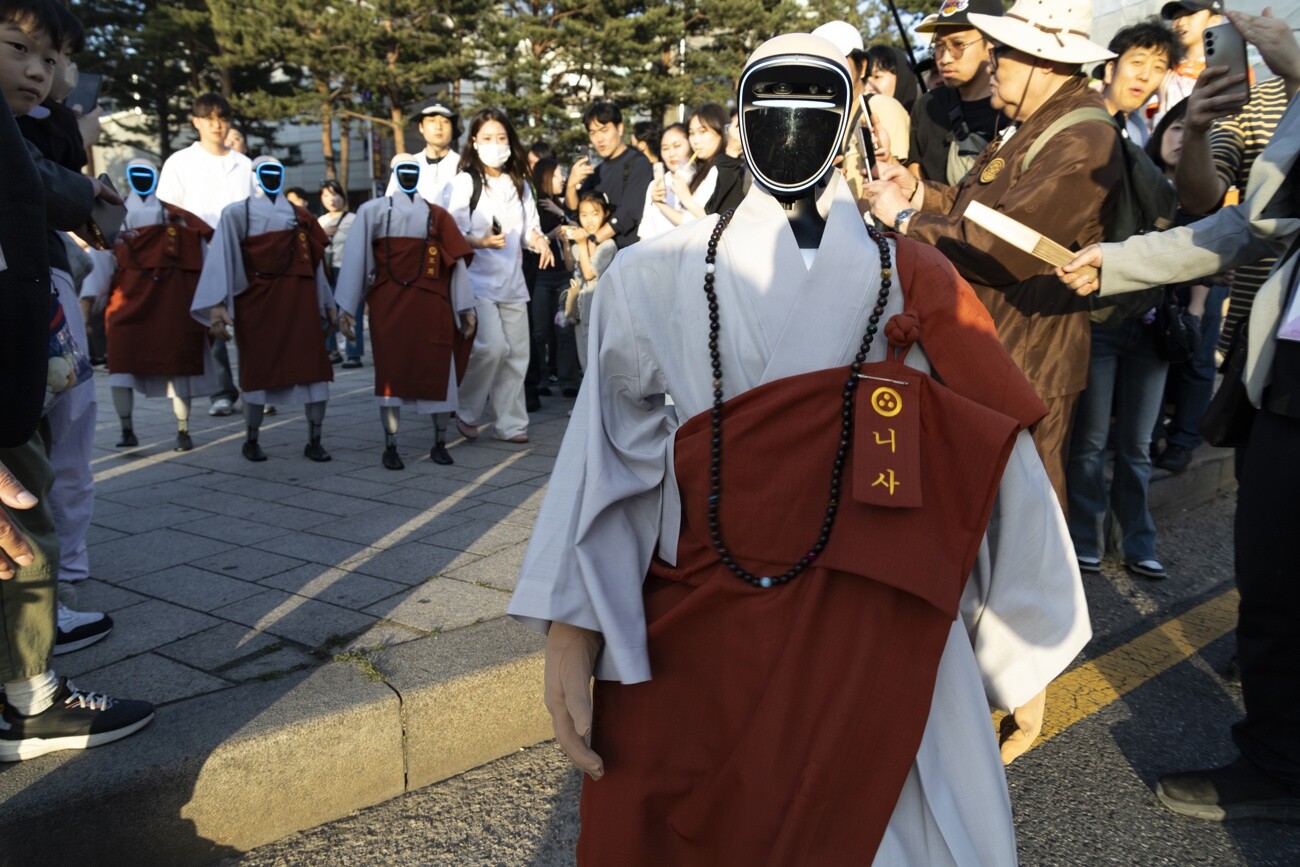 Monjes robots desfilan en Seúl por el cumpleaños de Buda