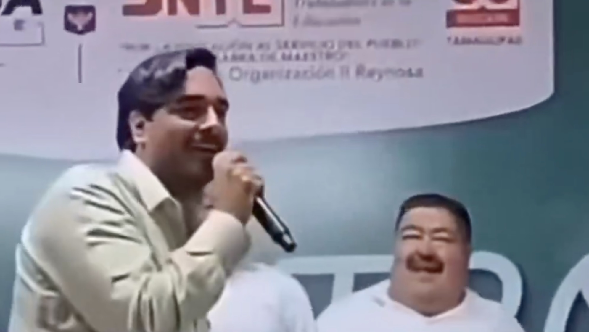 Alcalde de Reynosa causa polémica al cantar corrido a maestros