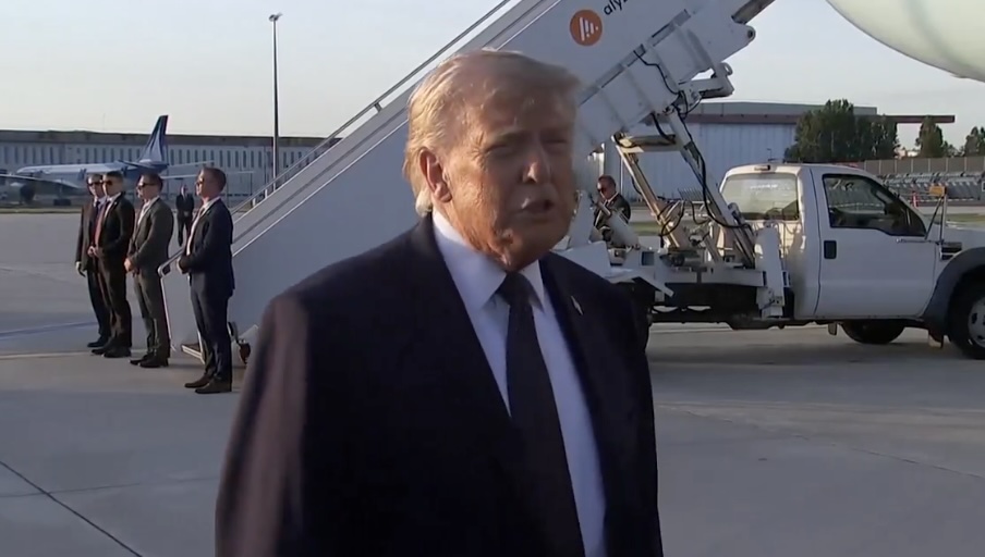 Trump asegura no habrá cobros en Ormuz tras amago de cierre de Irán