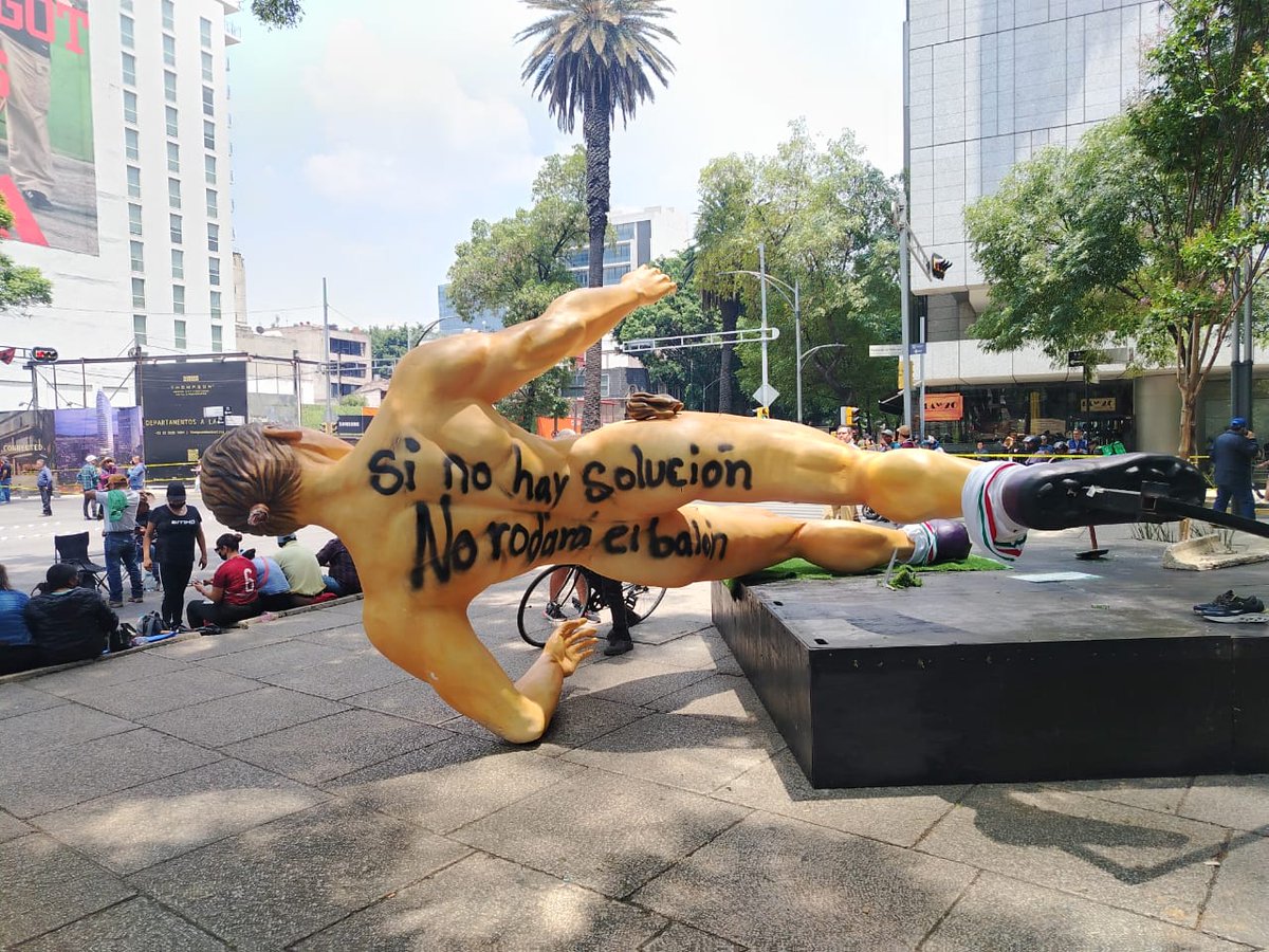 Manifestantes del la CNTE derriban estatuas del Mundial 2026 en CDMX