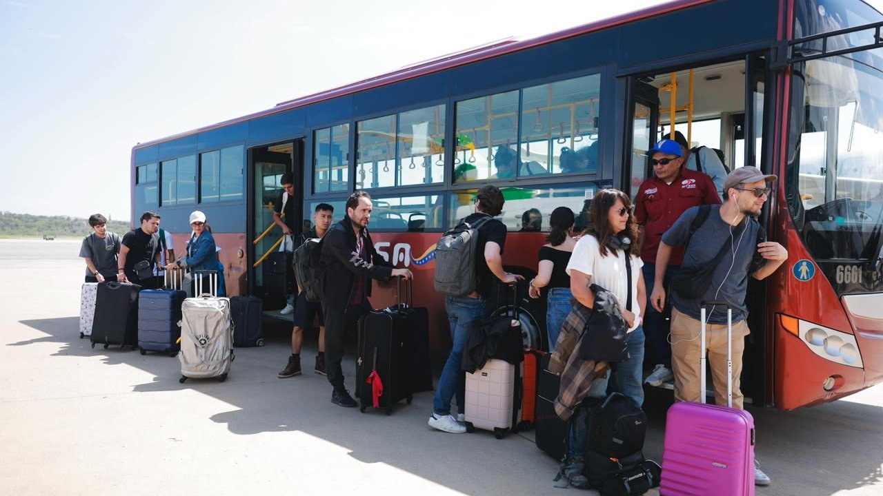 ¡A salvo en casa! Regresan 29 mexicanos tras los sismos en Venezuela