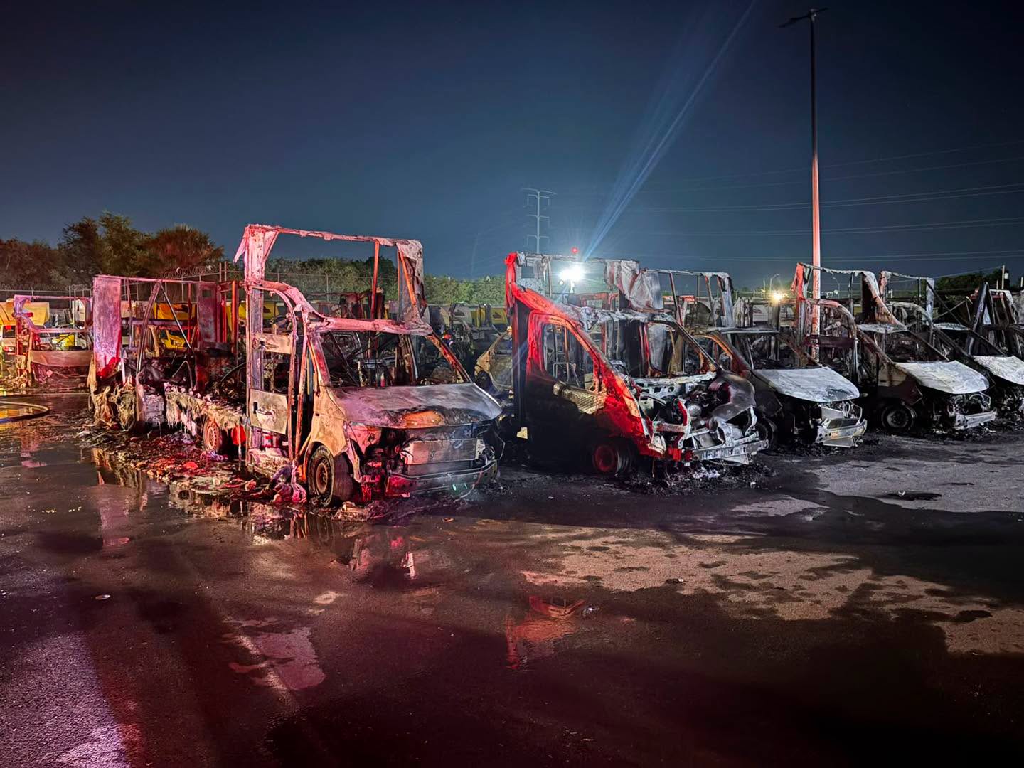 Feroz incendio destruye decenas de camiones de Sabritas en PepsiCo Matamoros