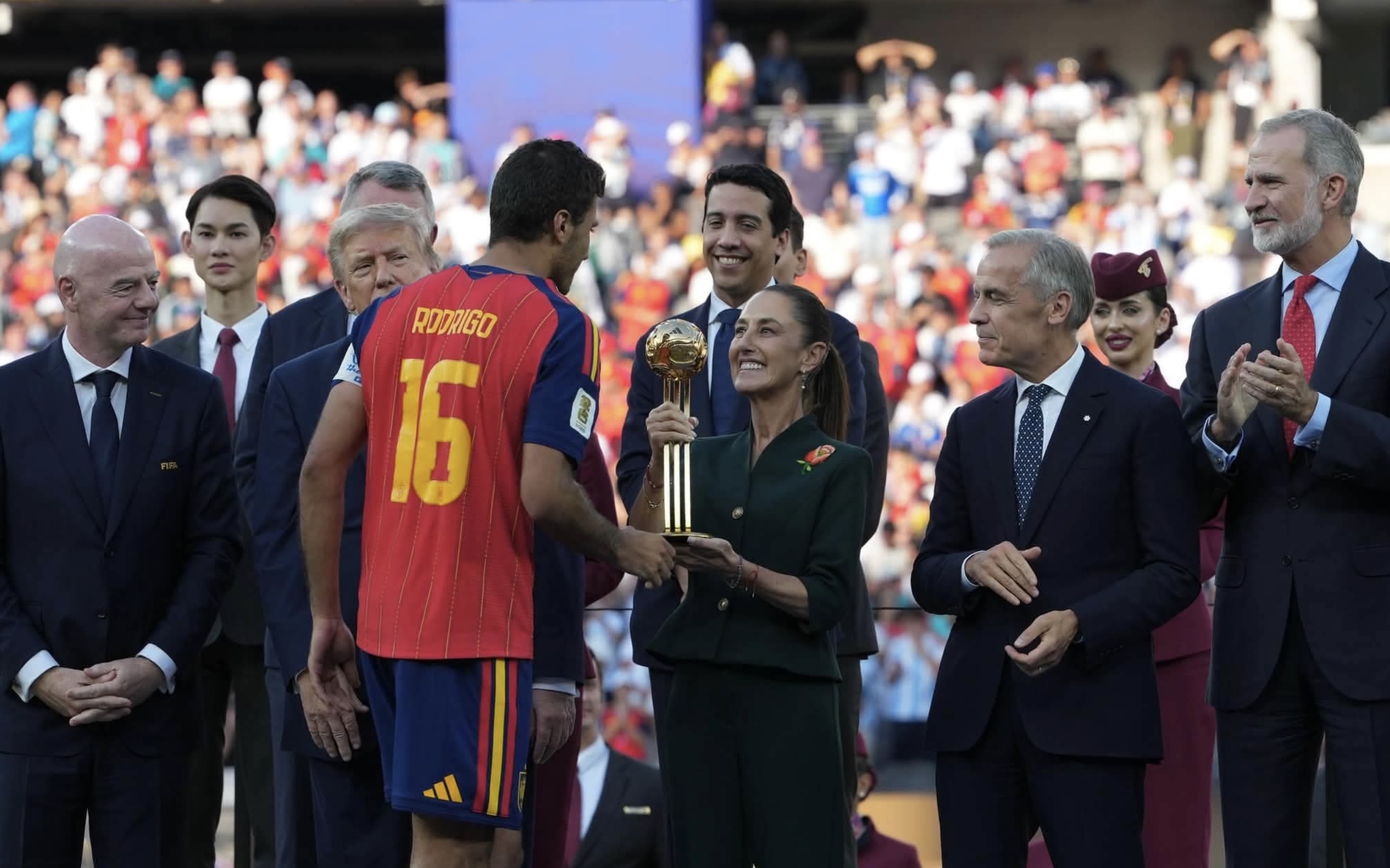 Claudia Sheinbaum entrega el Balón de Oro a Rodri en la final