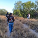 Hallan restos óseos en fosa clandestina junto al muro fronterizo en Tamaulipas