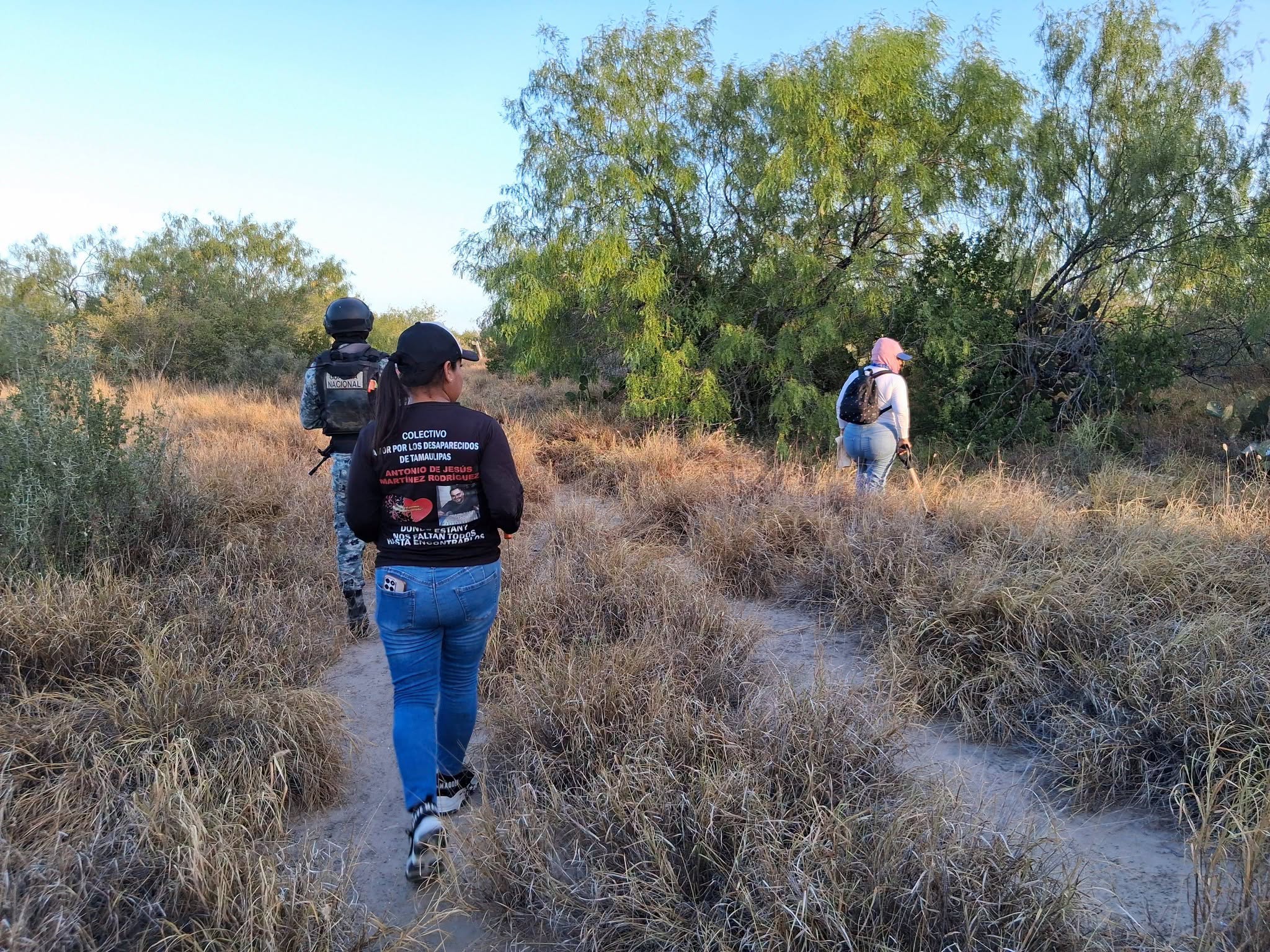 Hallan restos óseos en fosa clandestina junto al muro fronterizo en Tamaulipas