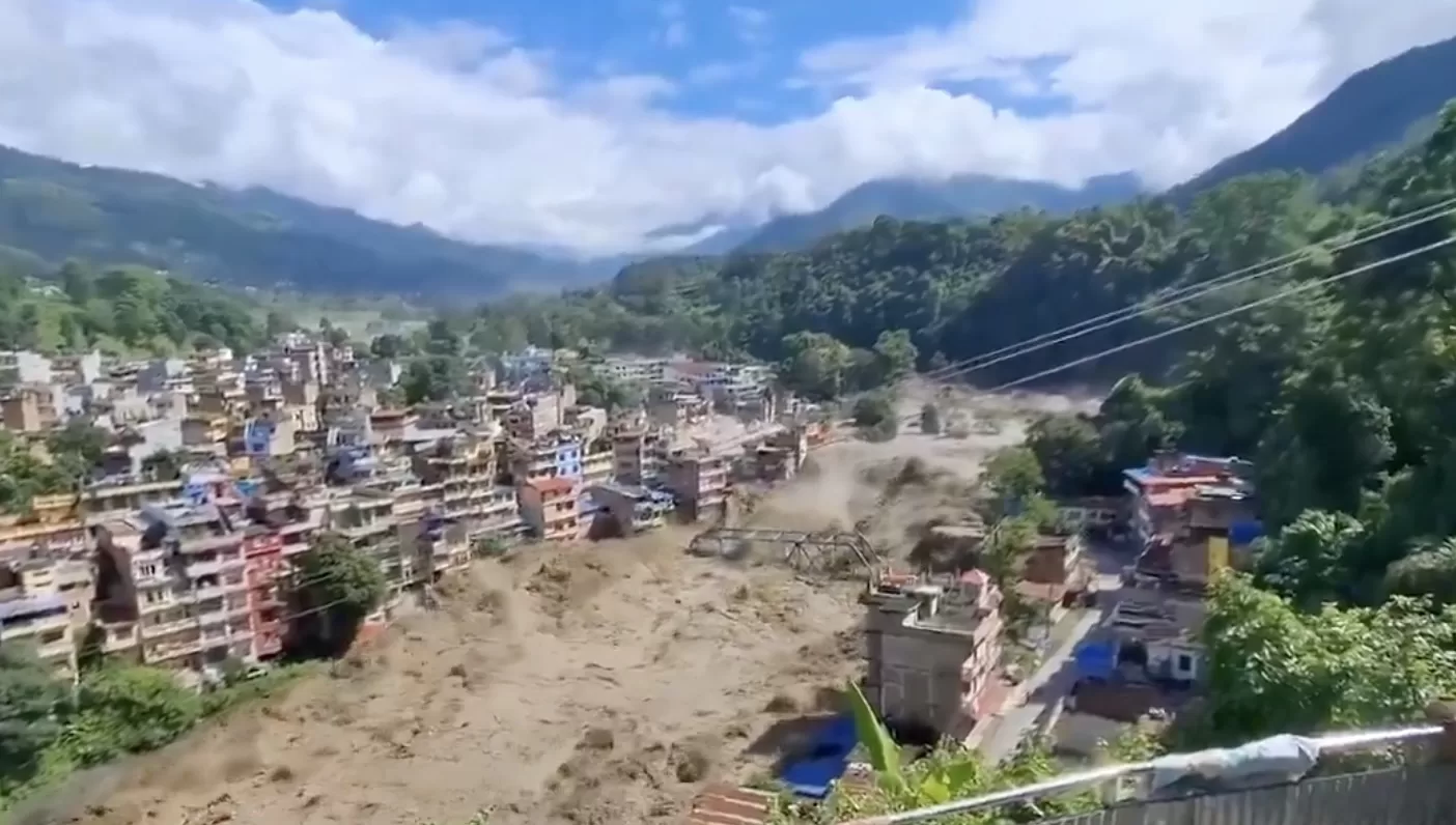 ¡Tragedia en Nepal! Riada deja 98 muertos y cientos de atrapados