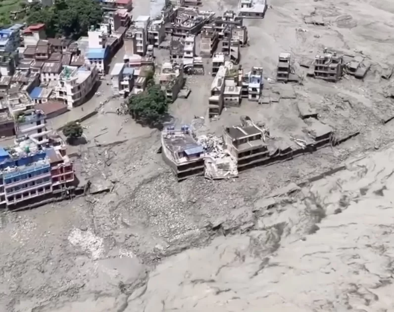 ¡Tragedia en Nepal! Buscan contrarreloj a 900 sepultados