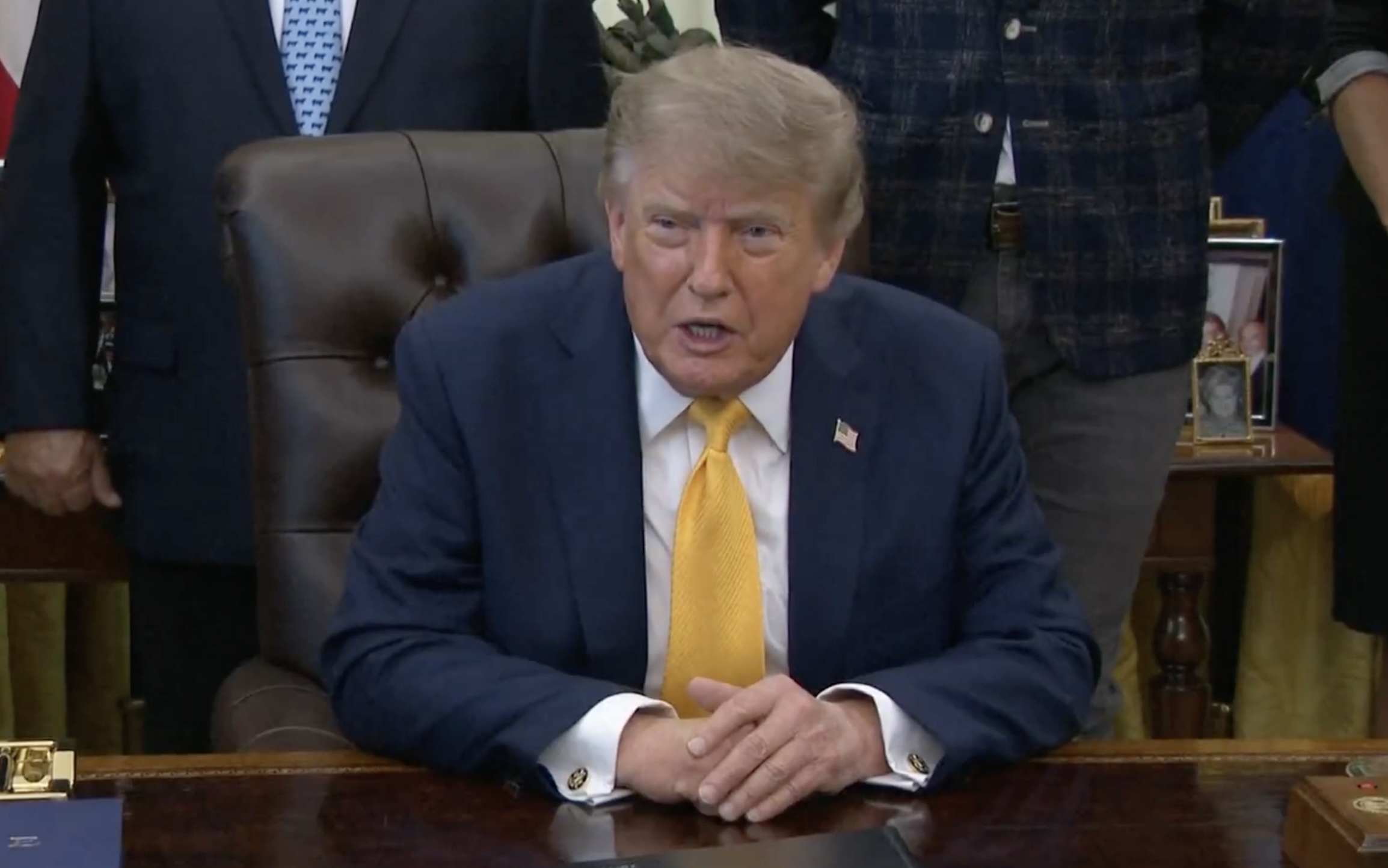Trump afirma que México no le aporta a EU, pero frena ruptura