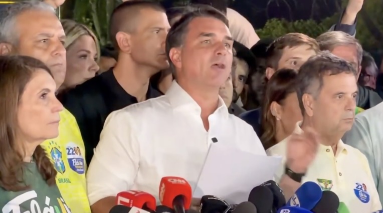 Flávio Bolsonaro abandona Brasil y se va a EE. UU. tras perder elecciones