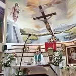 ¡Tragedia en vivo! Sacerdote muere tras caerle un gran crucifijo