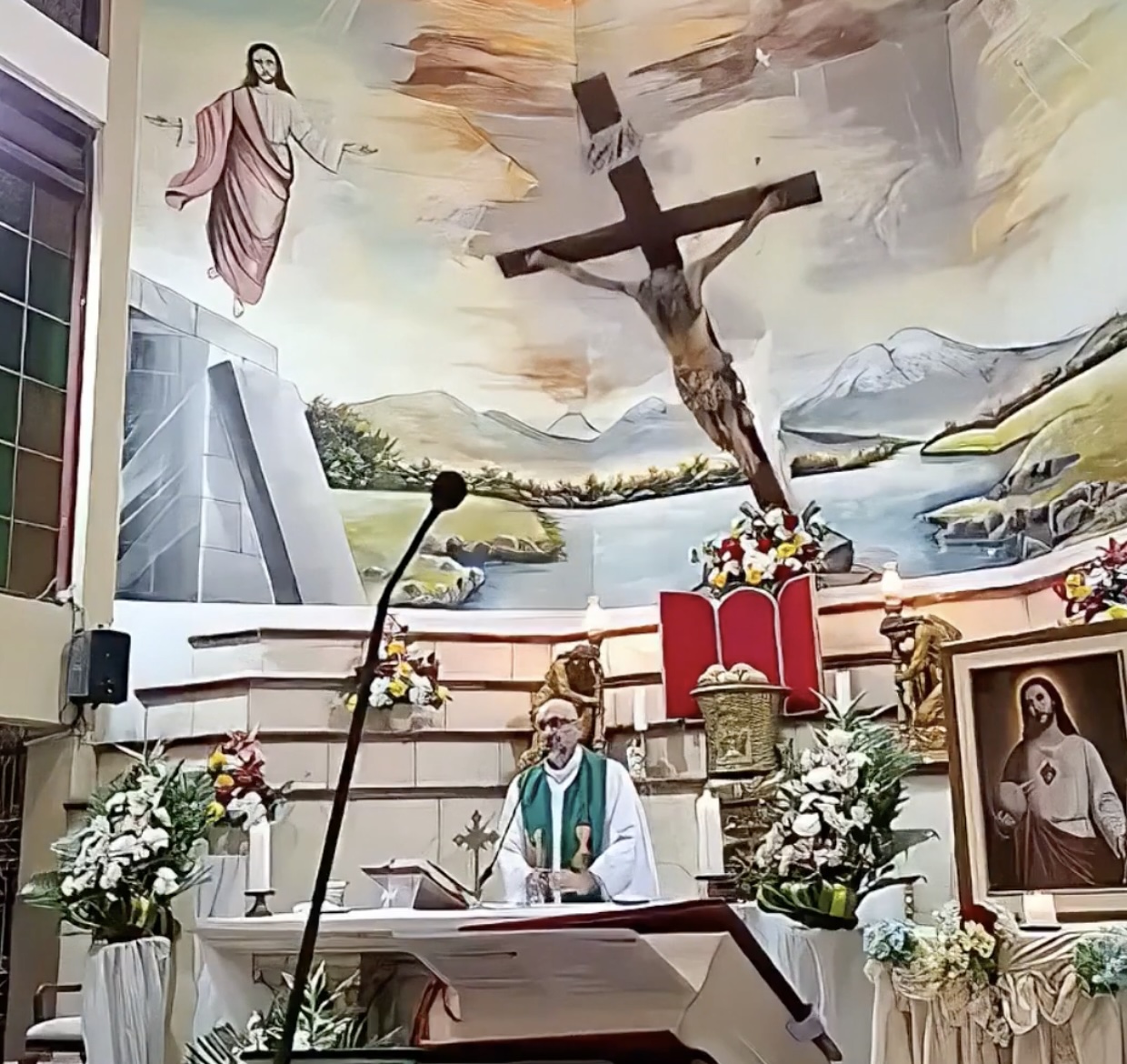 ¡Tragedia en vivo! Sacerdote muere tras caerle un gran crucifijo