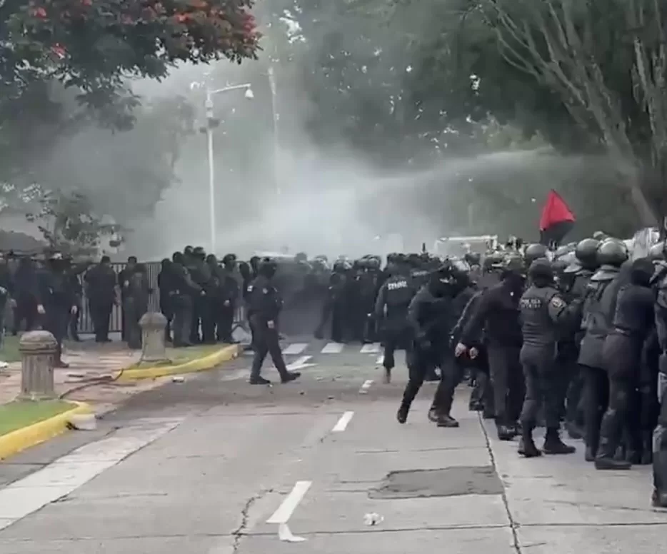 ¡Caos en Casa Jalisco! Represión a marcha por agua en Guadalajara