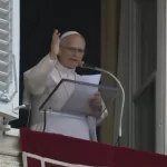 Reaparece el papa León XIV tras cirugía