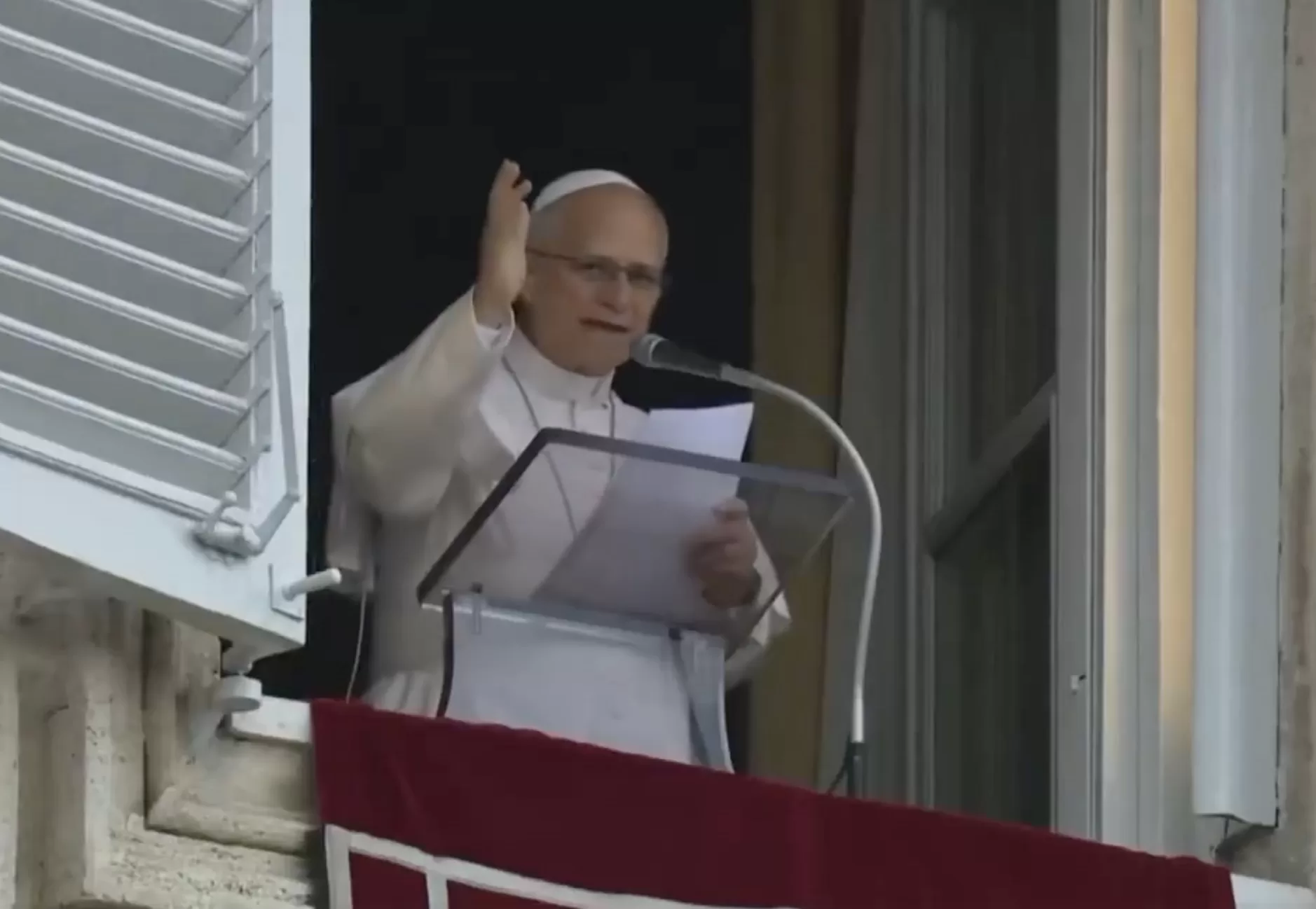 Reaparece el papa León XIV tras cirugía