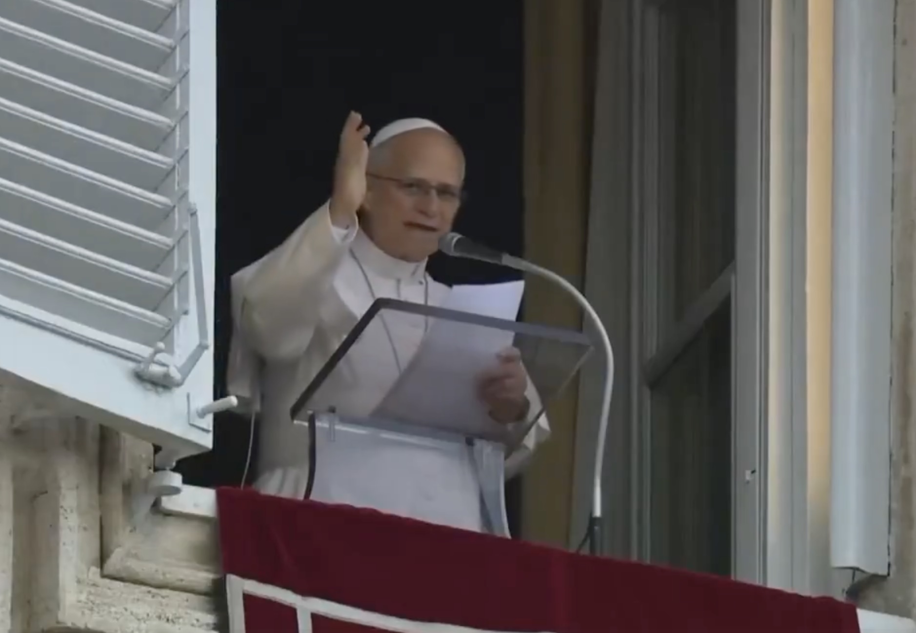 Reaparece el papa León XIV tras cirugía