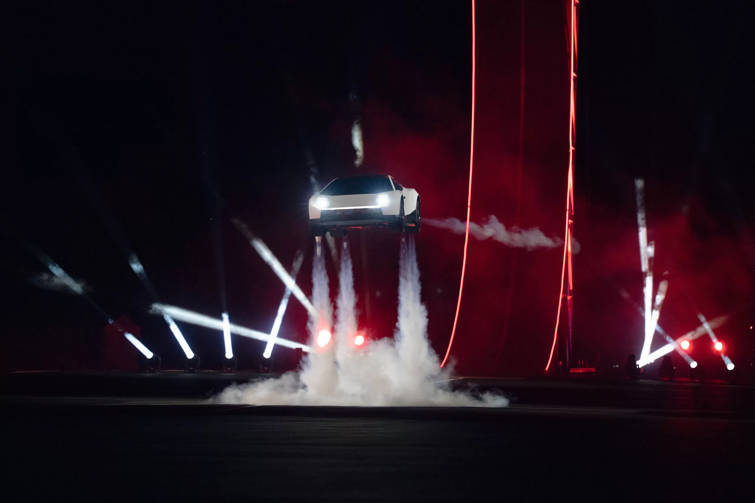 El nuevo Tesla de Elon Musk literalmente vuela